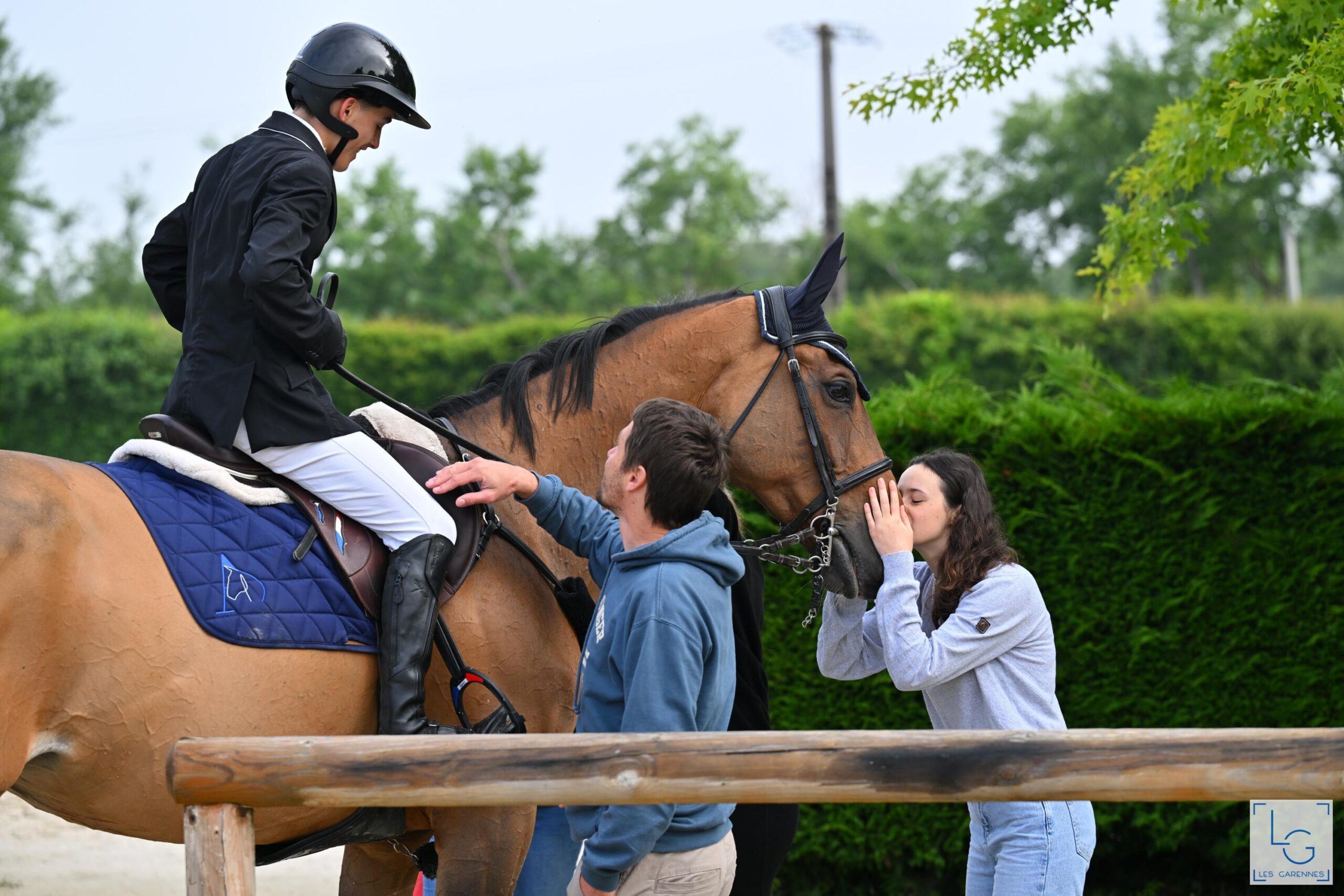 Un cavalier à cheval échange avec son encadrement en concours