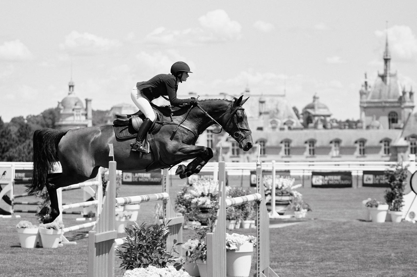 Un cavalier et son cheval en saut d’obstacles